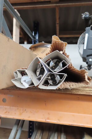 Indhold på reol af diverse lamper, varmeblæser, lysstofsrør mv.