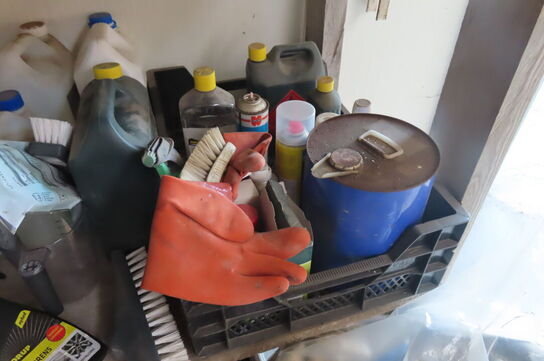 Indhold på reol af diverse skruetvinger, kabler, spande mv.