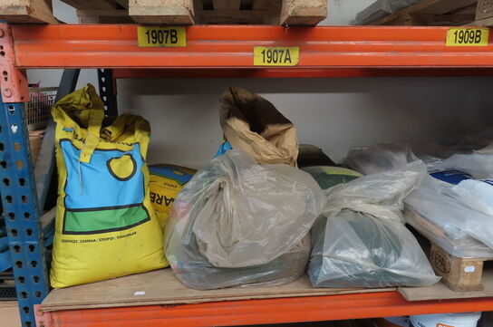 Indhold på fag af diverse poser med græsfrø, stolpebeton mv.