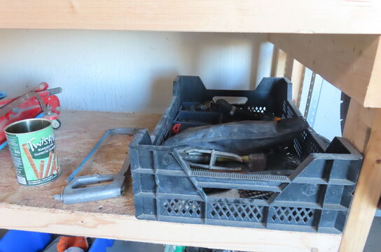 Værkstedsbord med indhold af diverse værktøj, slanger mv.