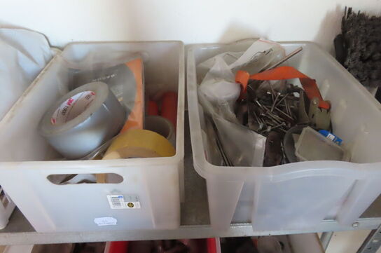 Værkstedsbord med indhold af diverse værktøj, slanger mv.