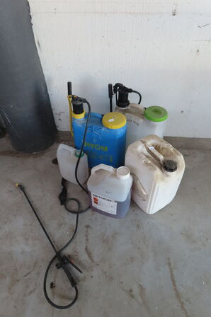 2 stk havesprøjtere inkl. Dunke med ukrudtsmiddel