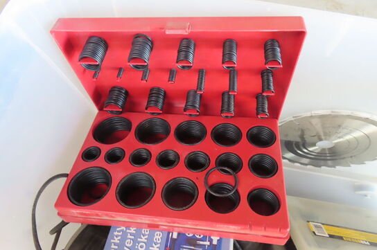 Kasse med indhold af opladere, gevindskæresæt mv.