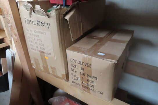 Indhold på reol af diverse tøj, handsker, presenning mv.