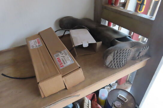 Indhold på reol af diverse skruetvinger, kabler, spande mv.