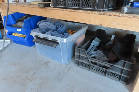 Værkstedsbord med indhold af diverse værktøj, slanger mv.