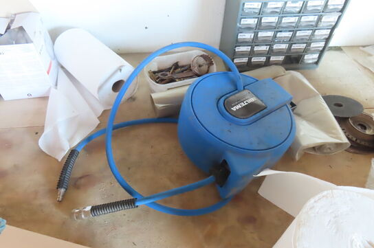 Værkstedsbord med indhold af diverse værktøj, slanger mv.