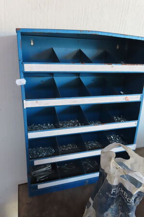 Værkstedsbord med indhold af diverse værktøj, slanger mv.