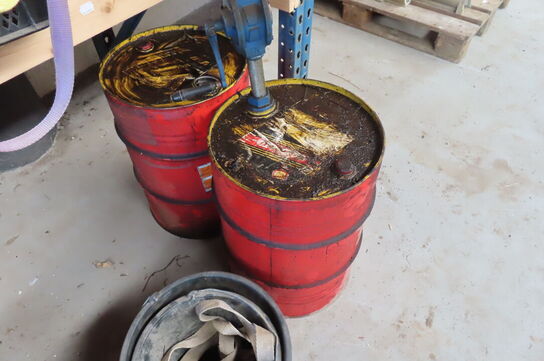 Indhold på reol af diverse stropper, spande, dunke mv.