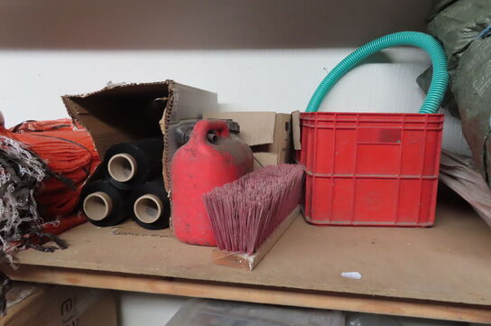 Indhold på reol af diverse tøj, handsker, presenning mv.