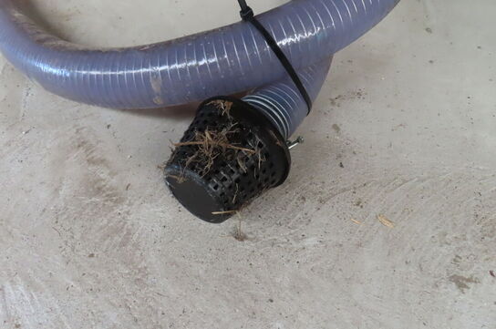 Indhold på pallereol af diverse træ, dunke, vaterpas mv.