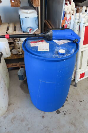 Diverse dunke med AdBlue, kølervæske mv.