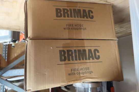 Indhold på pallereol af diverse træ, dunke, vaterpas mv.