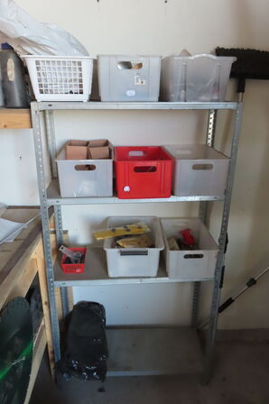 Værkstedsbord med indhold af diverse værktøj, slanger mv.