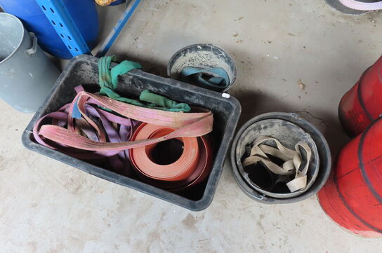 Indhold på reol af diverse stropper, spande, dunke mv.