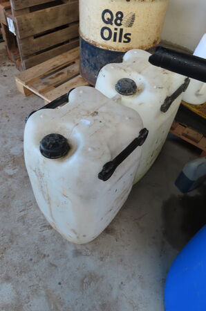 Diverse dunke med AdBlue, kølervæske mv.