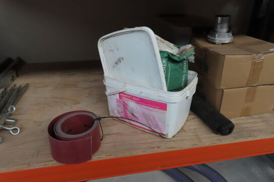 Indhold på pallereol af diverse træ, dunke, vaterpas mv.