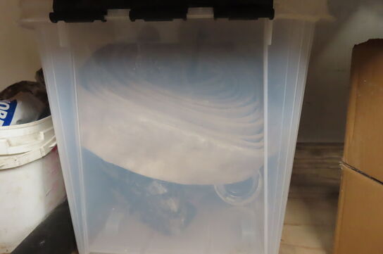 Indhold på pallereol af diverse træ, dunke, vaterpas mv.