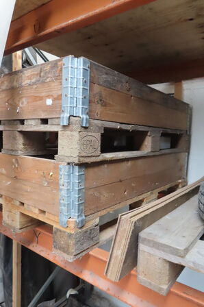 Indhold på pallereol af diverse dæk, kantsten og vatepas mv.