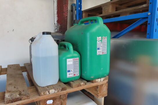 Diverse dunke med AdBlue, kølervæske mv.