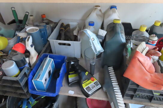 Indhold på reol af diverse skruetvinger, kabler, spande mv.