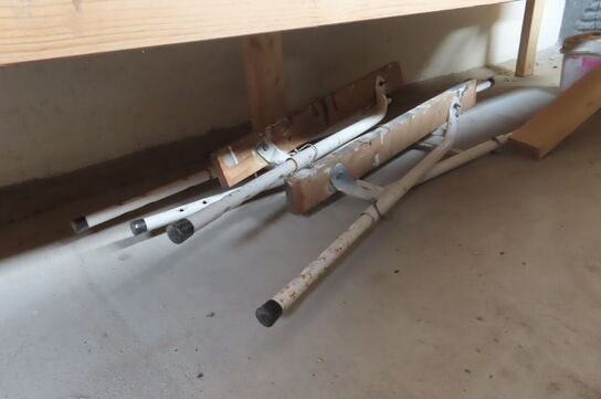 Indhold på reol af diverse papir, murerbaljer, kabeltrommel mv.