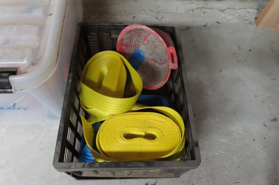 Indhold på reol af diverse tøj, handsker, presenning mv.