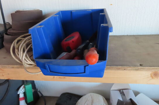 Værkstedsbord med indhold af diverse værktøj, slanger mv.