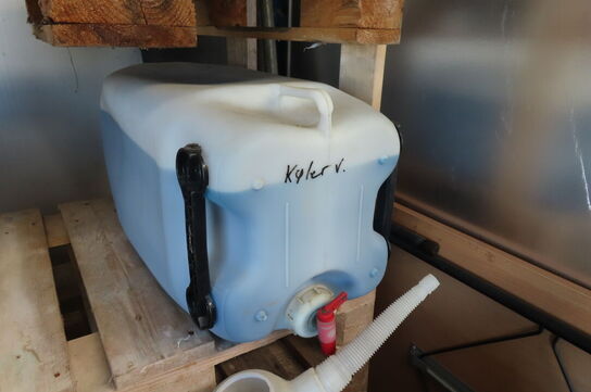 Diverse dunke med AdBlue, kølervæske mv.