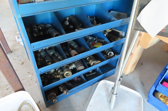 Værkstedsbord med indhold af diverse værktøj, slanger mv.