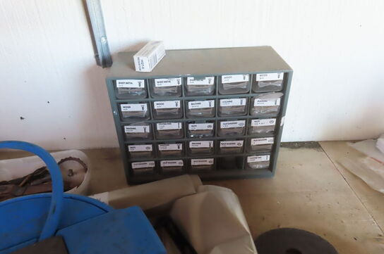 Værkstedsbord med indhold af diverse værktøj, slanger mv.