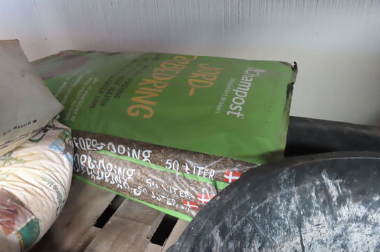 Indhold på fag af diverse poser med græsfrø, stolpebeton mv.