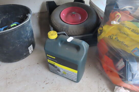 Indhold på reol af diverse skruetvinger, kabler, spande mv.