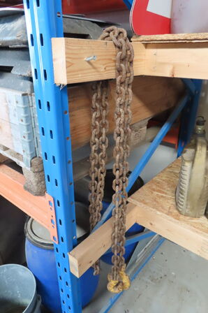 Indhold på reol af diverse stropper, spande, dunke mv.