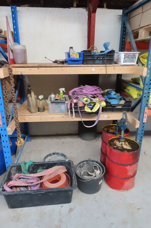 Indhold på reol af diverse stropper, spande, dunke mv.