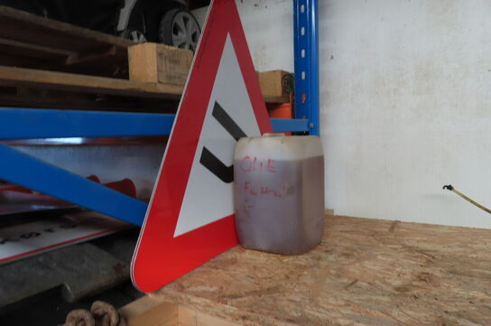 Indhold på reol af diverse stropper, spande, dunke mv.