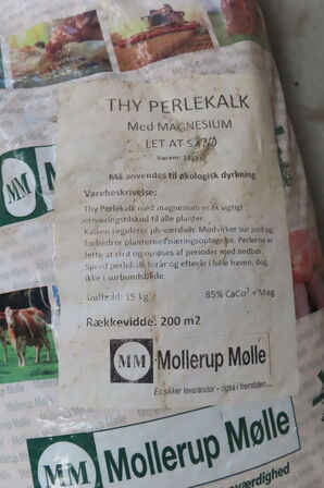 1 palle Thy perlekalk og diverse bøtter reparationasfalt mv.