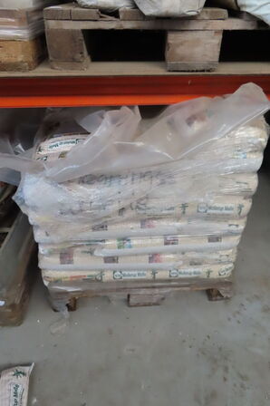 1 palle Thy perlekalk og diverse bøtter reparationasfalt mv.