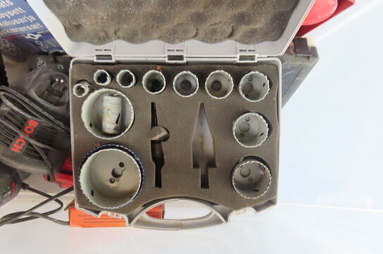 Kasse med indhold af opladere, gevindskæresæt mv.