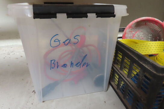 Indhold på reol af diverse tøj, handsker, presenning mv.