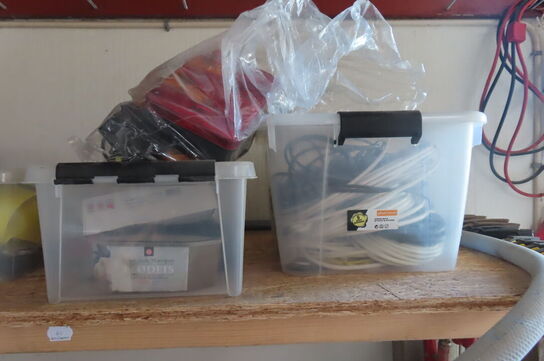 Indhold på reol af diverse skruetvinger, kabler, spande mv.