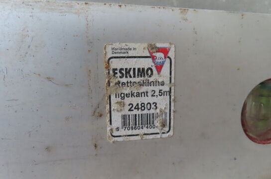 Indhold på pallereol af diverse dæk, kantsten og vatepas mv.