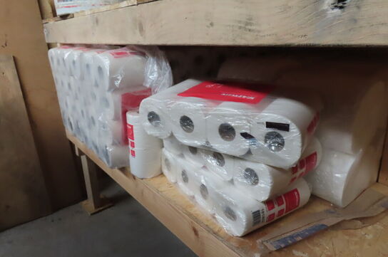 Indhold på reol af diverse papir, murerbaljer, kabeltrommel mv.