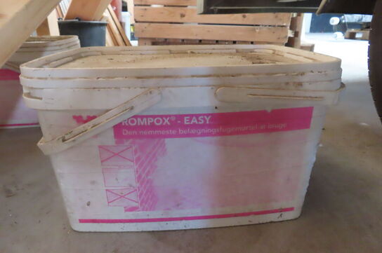 Indhold på reol af diverse papir, murerbaljer, kabeltrommel mv.