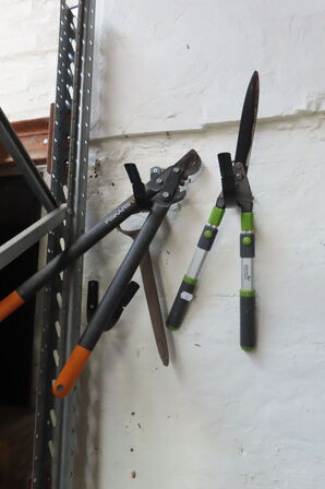 Diverse haveredskaber mv.