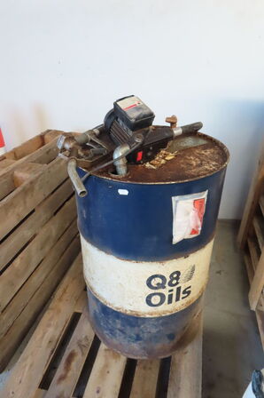 Diverse dunke med AdBlue, kølervæske mv.