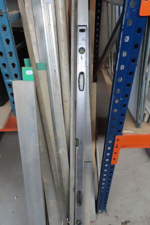 Indhold mellem to pallereoler af diverse vaterpas, afrettere mv.