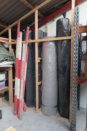 Indhold i hjørne af diverse fugtisoleringsmåtter mv.