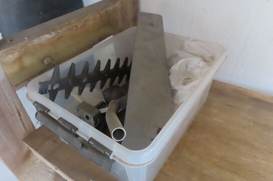 Indhold på reol af diverse skruetvinger, kabler, spande mv.