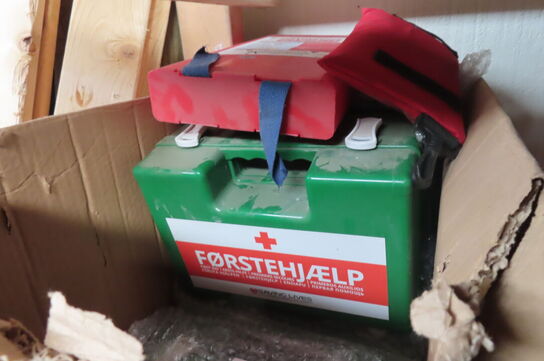 Indhold på reol af diverse tøj, handsker, presenning mv.